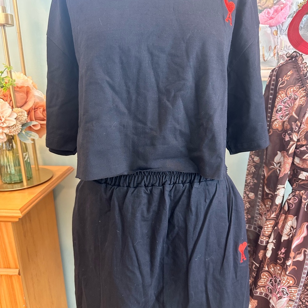 Black Women's Elastic-Waist Skirt with Red Heart Detail - Picture 9 of 13